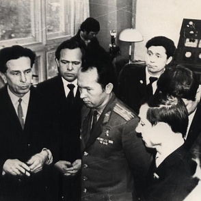 С космонавтом Г.В. Сарафановым на кафедре гироскопических приборов. Слева направо: секретарь профкома СПИ Г.Т. Казаков, зав. кафедрой П.К. Плотников, Г.В. Сарафанов, д.т.н., профессор В.Г. Куранов, 1978 г.