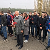 Студенты ИнЭТС возложили цветы к памятнику воинам-водителям