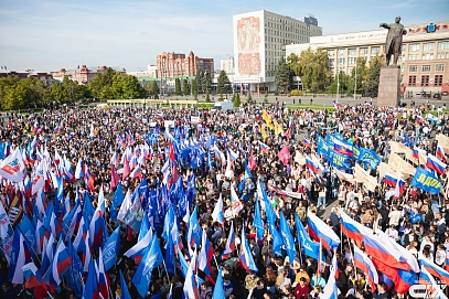 Свыше 9 тысяч человек пришли на митинг в поддержку референдумов за присоединение Донбасса к России